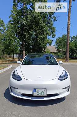 Седан Tesla Model 3 2020 в Бучі