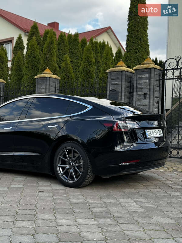 Седан Tesla Model 3 2019 в Рівному