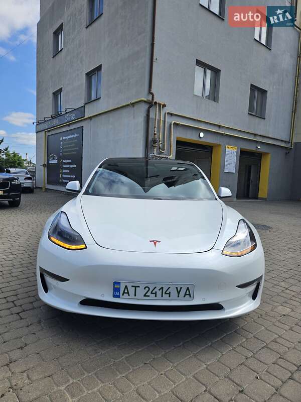 Седан Tesla Model 3 2021 в Ивано-Франковске