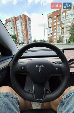 Седан Tesla Model 3 2022 в 