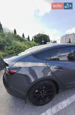 Седан Tesla Model 3 2022 в 