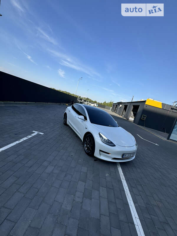 Седан Tesla Model 3 2020 в Шептицькому