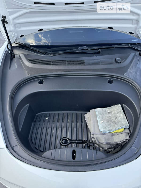 Седан Tesla Model 3 2020 в Шептицькому