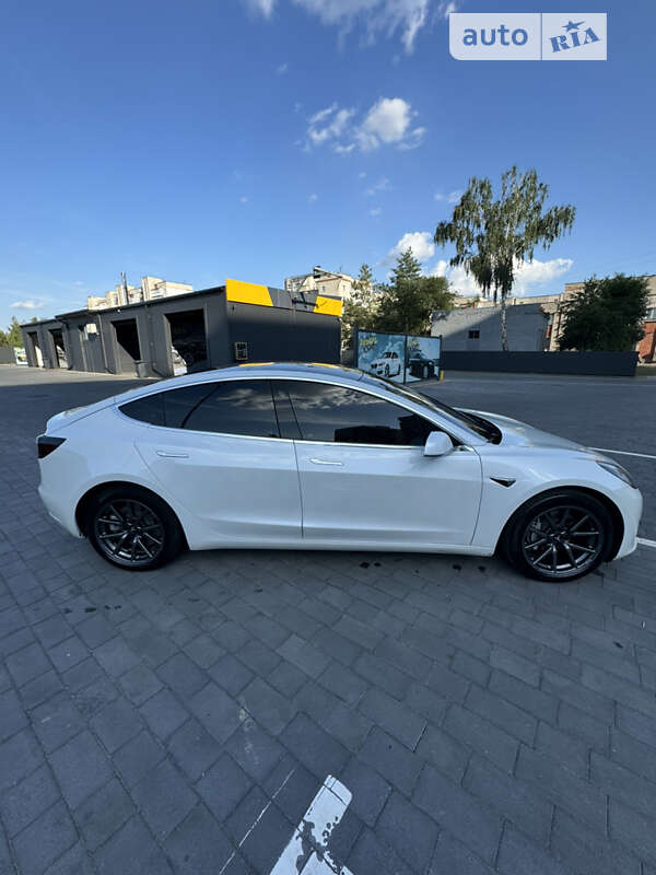 Седан Tesla Model 3 2020 в Шептицькому