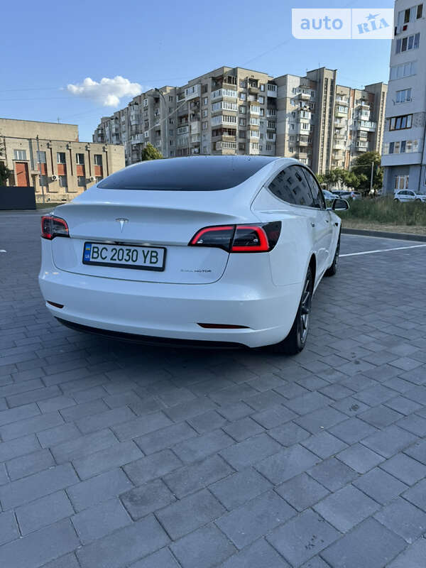 Седан Tesla Model 3 2020 в Шептицькому