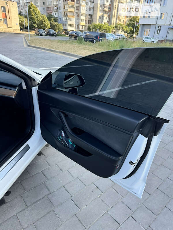 Седан Tesla Model 3 2020 в Шептицькому