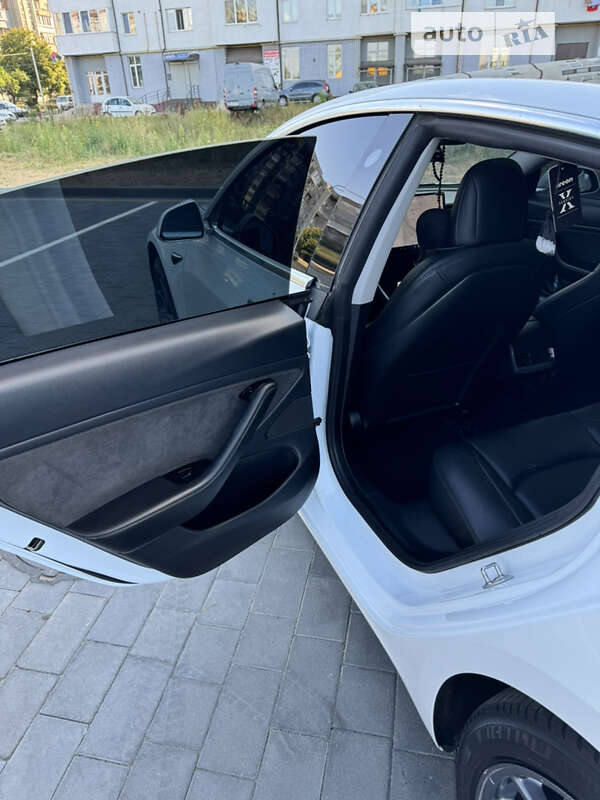 Седан Tesla Model 3 2020 в Шептицькому