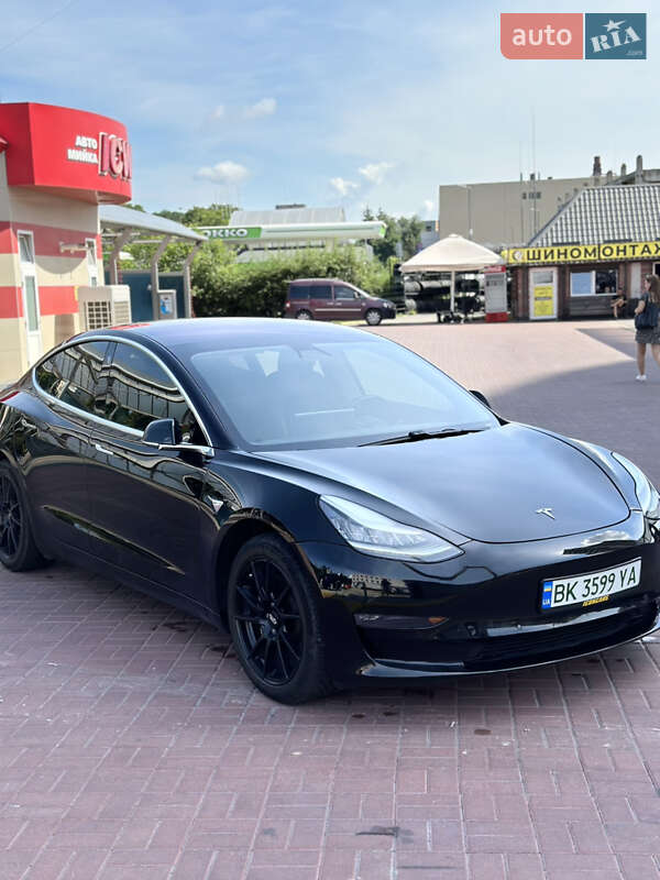 Седан Tesla Model 3 2018 в Рівному