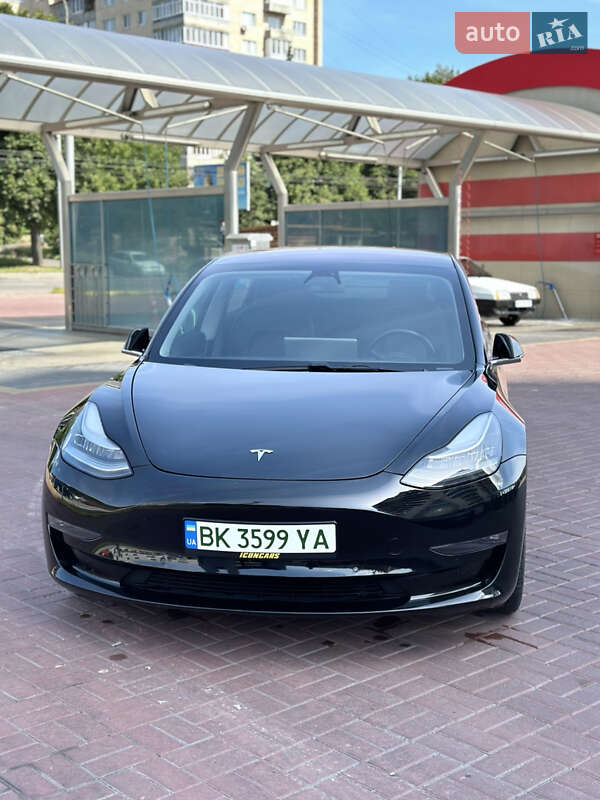 Седан Tesla Model 3 2018 в Ровно