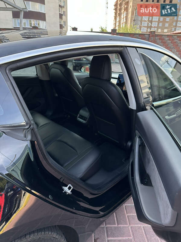 Седан Tesla Model 3 2018 в Рівному