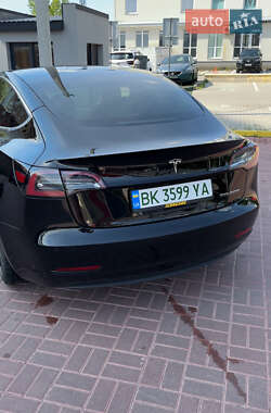Седан Tesla Model 3 2018 в Ровно