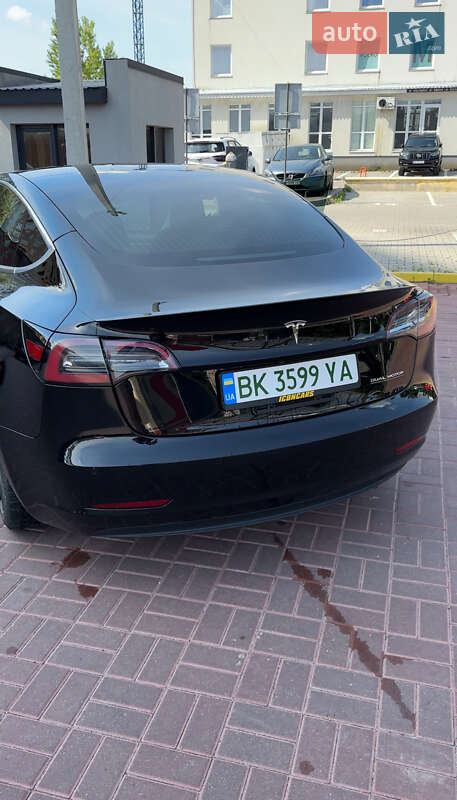 Седан Tesla Model 3 2018 в Ровно