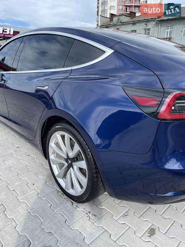 Седан Tesla Model 3 2018 в Львові