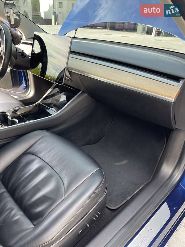 Седан Tesla Model 3 2018 в Львові