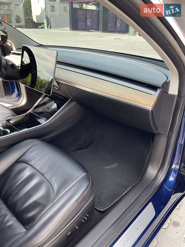 Седан Tesla Model 3 2018 в Львові
