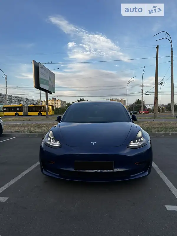 Седан Tesla Model 3 2021 в 