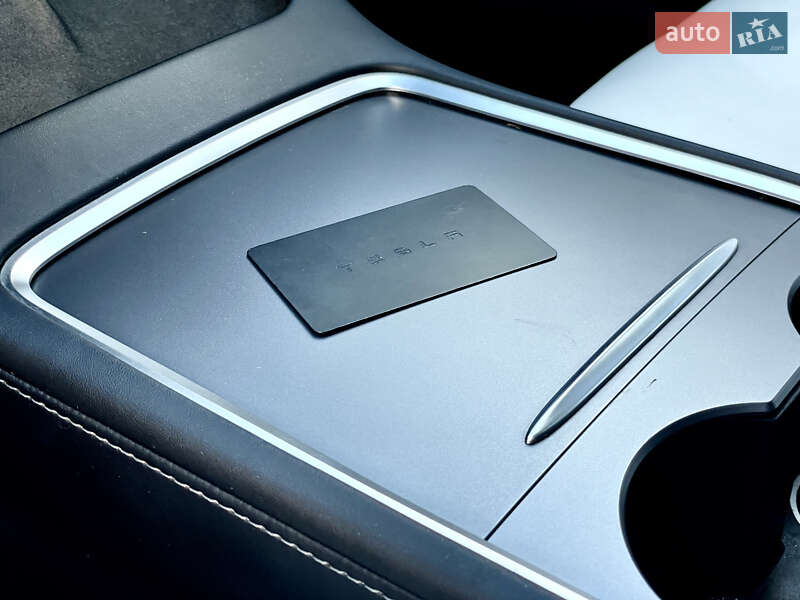 Седан Tesla Model 3 2020 в Самборе