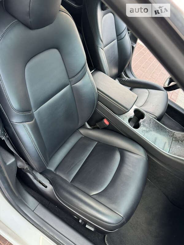 Седан Tesla Model 3 2018 в Черкасах