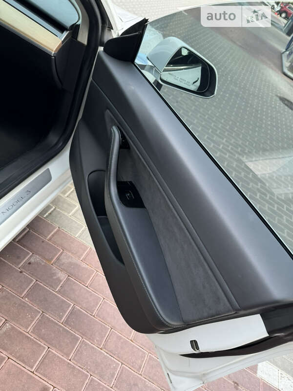 Седан Tesla Model 3 2018 в Черкасах