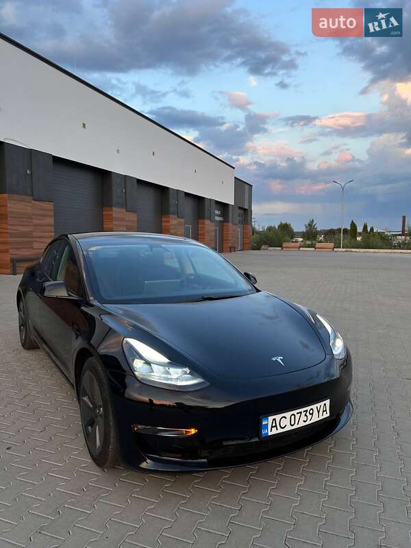 Седан Tesla Model 3 2021 в Львове