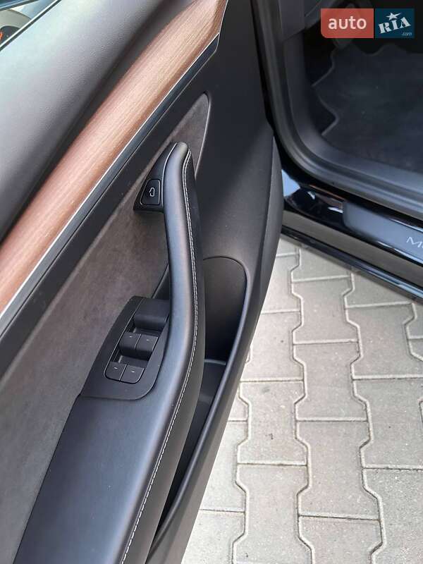 Седан Tesla Model 3 2021 в Львове