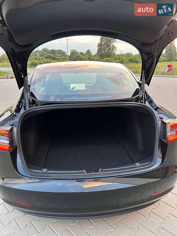 Седан Tesla Model 3 2021 в Львове