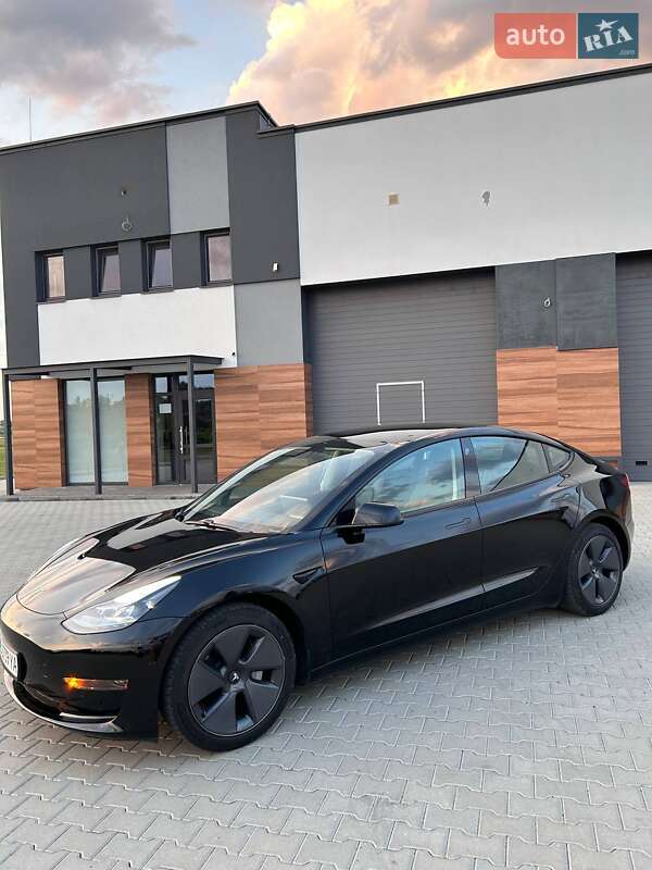 Седан Tesla Model 3 2021 в Львове