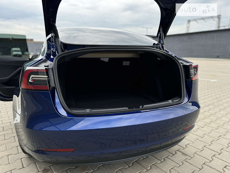 Седан Tesla Model 3 2023 в Ивано-Франковске