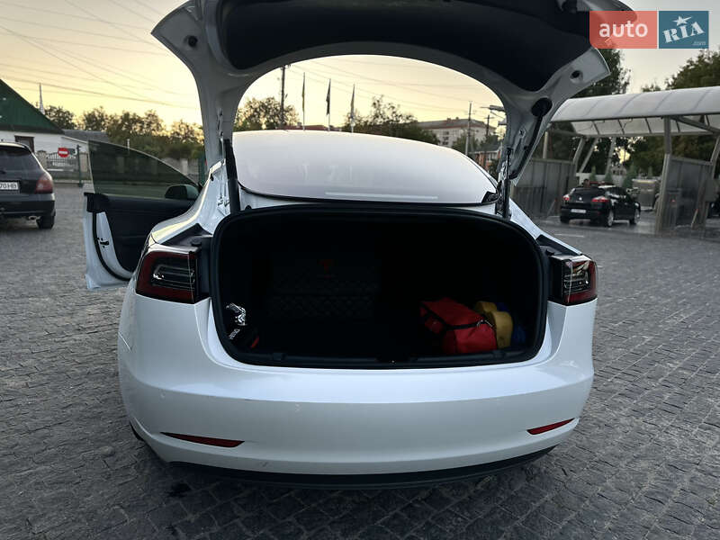 Седан Tesla Model 3 2020 в Києві