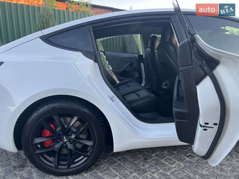 Седан Tesla Model 3 2020 в Києві
