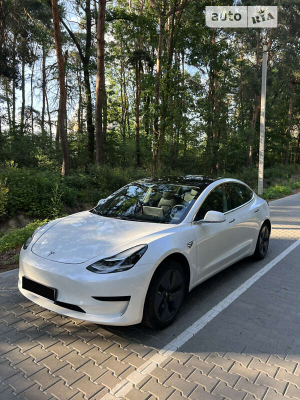 Седан Tesla Model 3 2020 в Львове