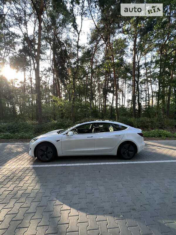 Седан Tesla Model 3 2020 в Львове