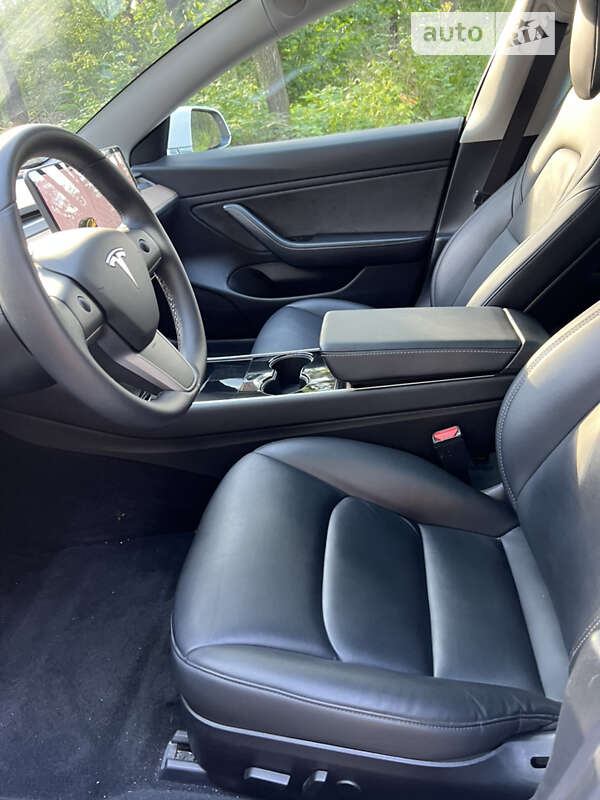 Седан Tesla Model 3 2020 в Львове