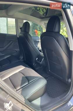 Седан Tesla Model 3 2021 в 