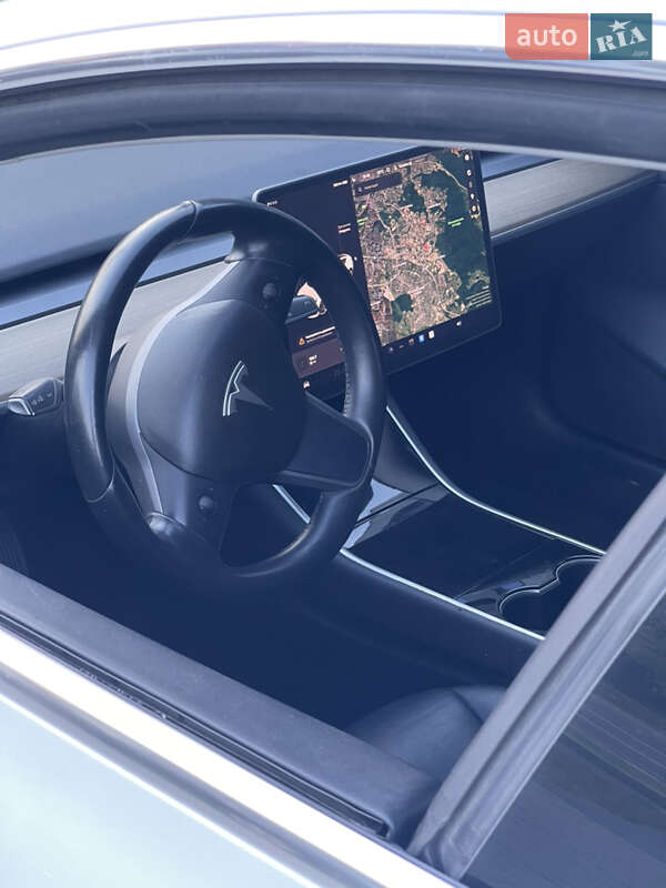 Седан Tesla Model 3 2019 в Львове