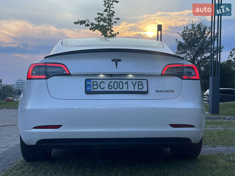 Седан Tesla Model 3 2019 в Львові