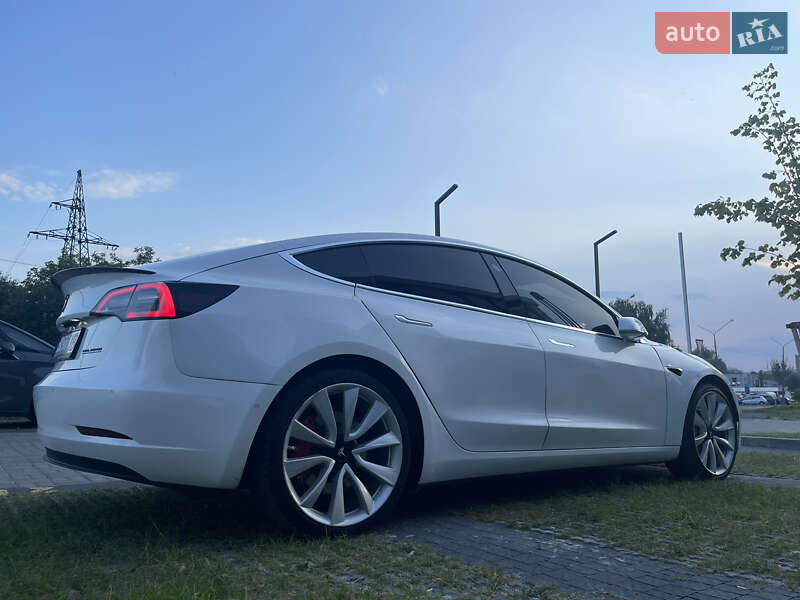Седан Tesla Model 3 2019 в Львові
