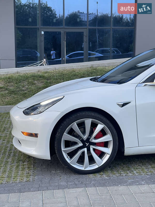 Седан Tesla Model 3 2019 в Львові