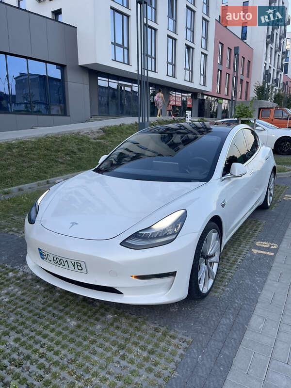 Седан Tesla Model 3 2019 в Львове
