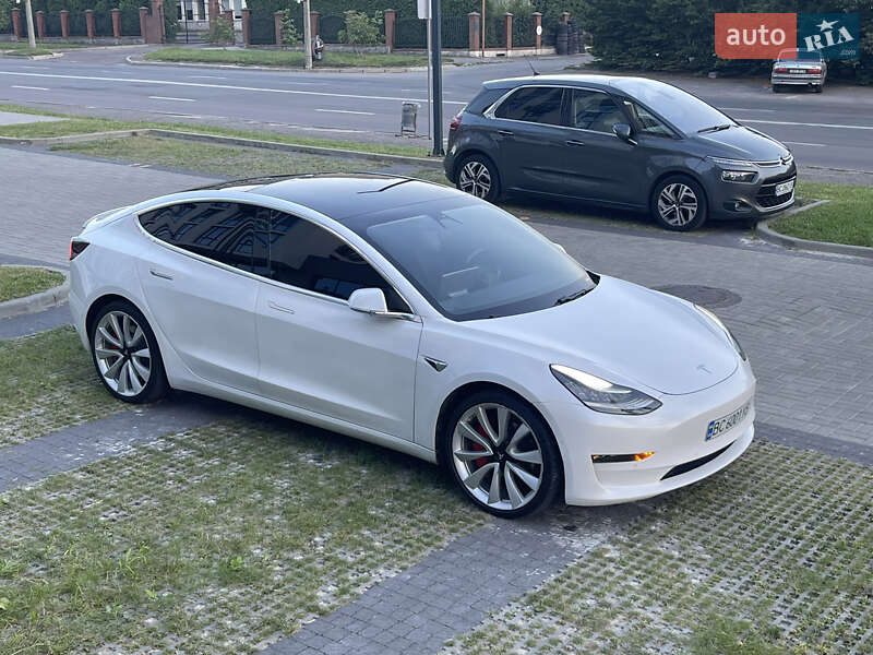 Седан Tesla Model 3 2019 в Львові