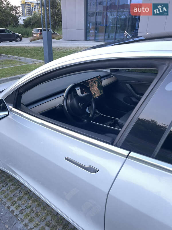 Седан Tesla Model 3 2019 в Львові