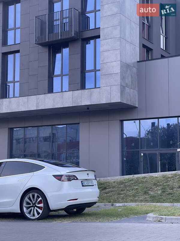 Седан Tesla Model 3 2019 в Львове