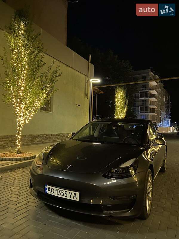 Седан Tesla Model 3 2021 в Хусті