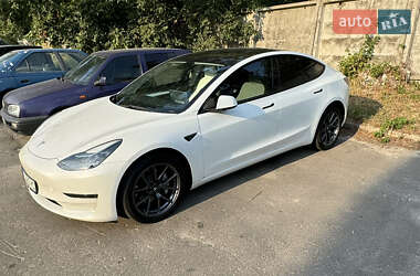 Седан Tesla Model 3 2022 в 