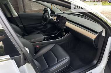 Седан Tesla Model 3 2020 в 