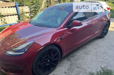 Седан Tesla Model 3 2020 в Пирятині