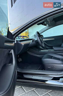 Седан Tesla Model 3 2022 в 