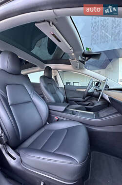 Седан Tesla Model 3 2022 в 