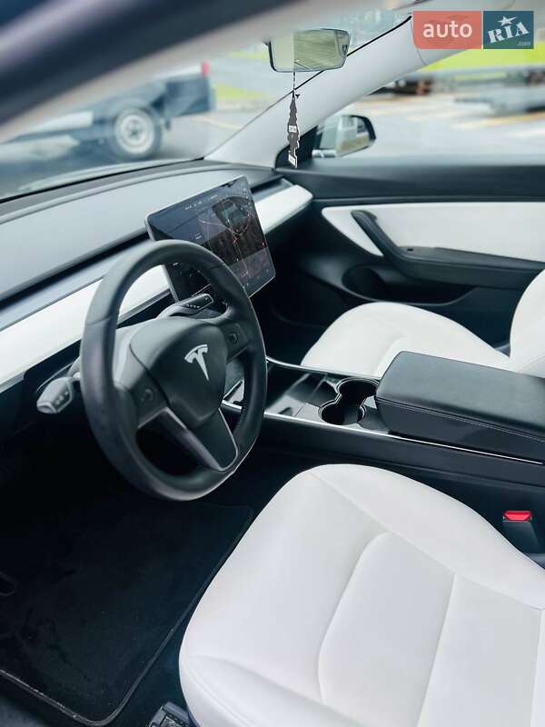 Седан Tesla Model 3 2020 в Тернополі