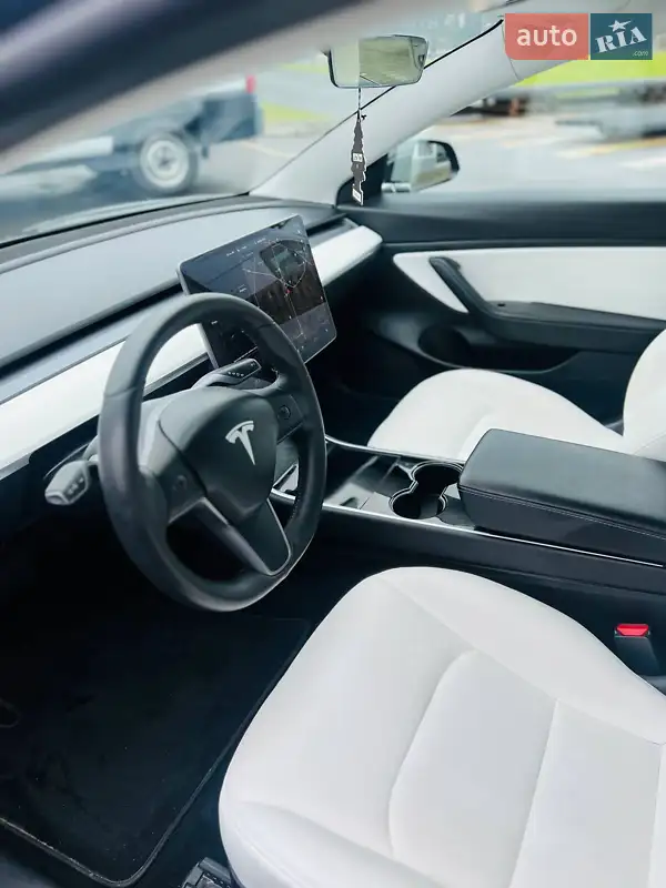 Седан Tesla Model 3 2020 в 